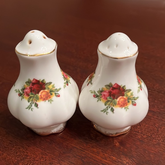 Royal Albert Country Rose Salt and Pepper Set - Picture 1 of 6